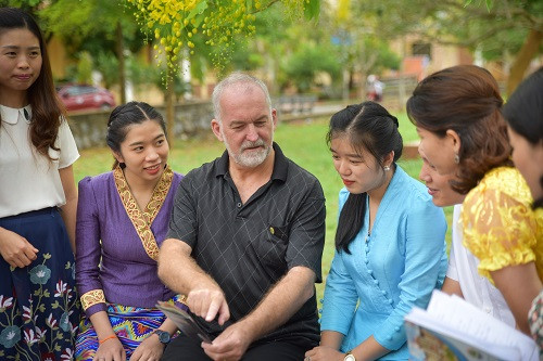 Chuyên gia và các SV trao đổi sau Hội thảo