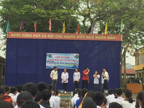 HS tham gia trả lời câu hỏi về chủ đề giới tính, tình bạn, tình yêu tuổi học trò