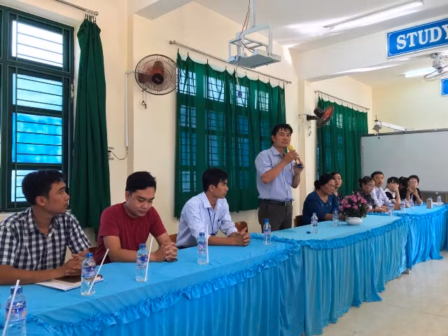 Buổi họp tại Trường THCS Trần Huỳnh vào chiều 5/12. Ảnh: Th.T