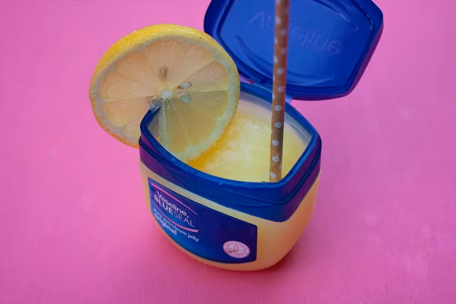 7. Vaseline và chanh: Một trong những nguyên liệu "quốc dân" ai cũng có chính là Vaseline. Vaseline hoạt động như chất dưỡng ẩm và axit citric trong nước chanh thúc đẩy quá trình lột da, tái tạo tế bào mới. Thoa hỗn hợp chứa 3-4 giọt nước chanh tươi trộn vào một thìa Vaseline lên những phần nứt nẻ trên cơ thể. Để nhanh chóng nhận thấy sự thay đổi, bạn phải lặp lại quá trình này thường xuyên. Ảnh: Nutreats.