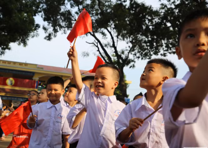 Học sinh trường Trường Tiểu học Thị trấn Thắng, huyện Hiệp Hòa (Bắc Giang) bước vào năm học mới. Ảnh: Hải Minh