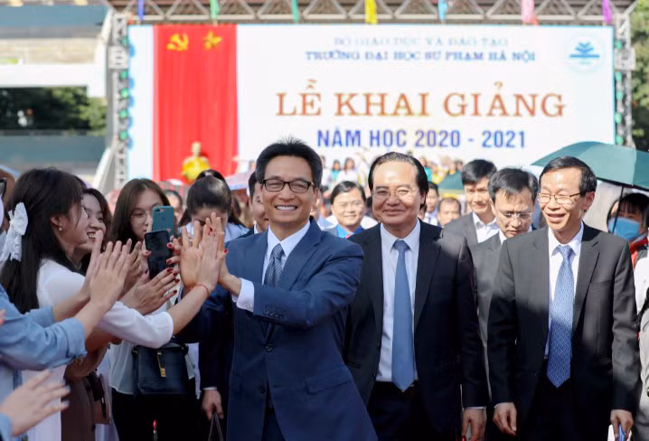 Phó Thủ tướng Vũ Đức Đam, Bộ trưởng Bộ GD&ĐT Phùng Xuân Nhạ dự Lễ Khai giảng năm học 2020 - 2021 của Trường ĐH Sư phạm Hà Nội. Ảnh: Thế Đại