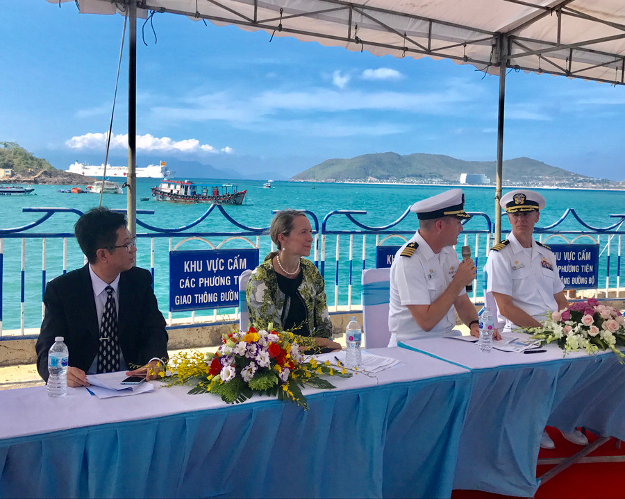 Lãnh đạo Chương trình Đối tác Thái Bình Dương 2018 (PP18) Hoa Kỳ và Việt Nam tại cuộc họp báo PP18, phía sau là tàu USNS Mercy (T-AH 19)