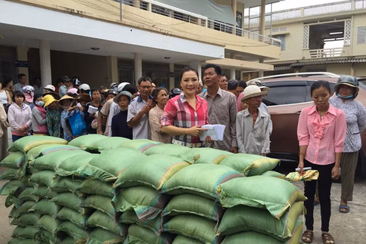 NSƯT Cẩm Tiên phát gạo cho bà con nghèo ở Tây Ninh