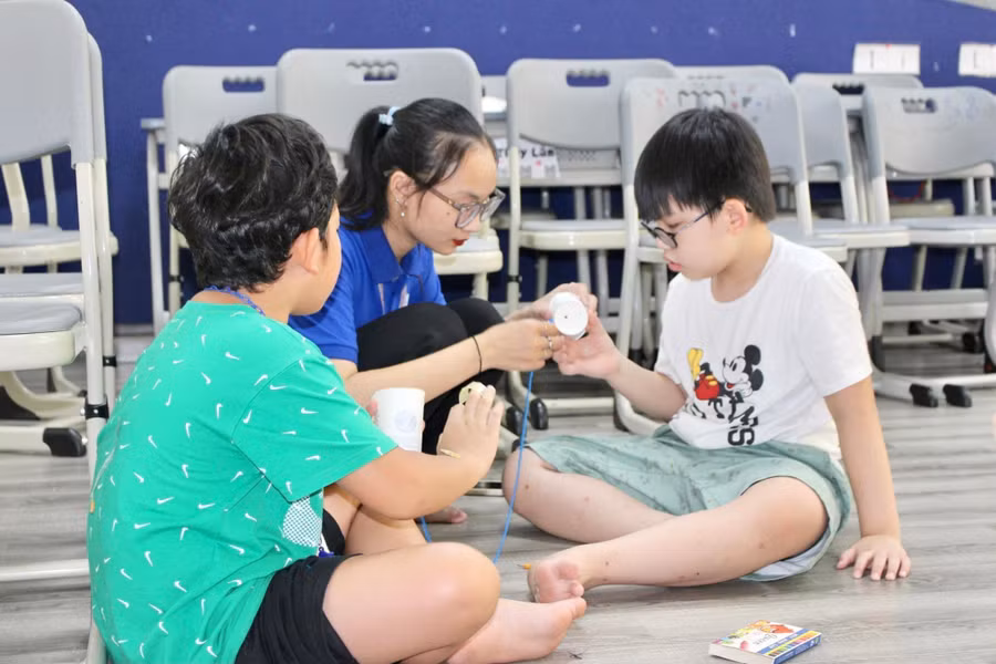 Sinh viên Đỗ Hoàng Giang tham gia khoá trại hè tại Trường Quốc tế Sunshine Maple Bear. Ảnh: NVCC