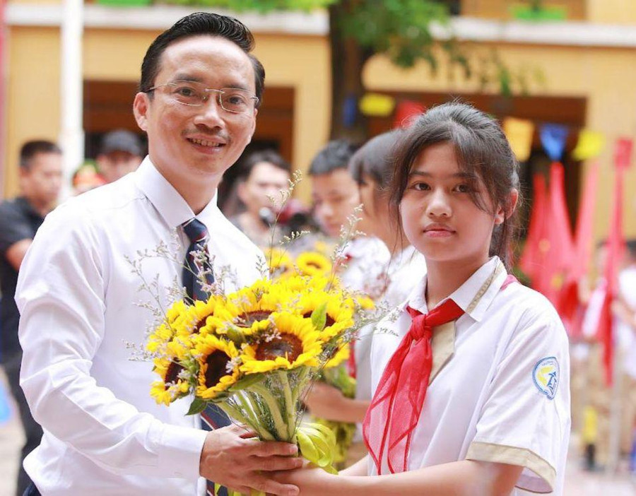 Thầy Nguyễn Cao Cường, Hiệu trưởng Trường THCS Thái Thịnh nêu quan điểm, thầy cô cần đồng hành và chia sẻ với học sinh mới tư vấn đúng và trúng các tâm tư, nguyện vọng của các em. Thầy Nguyễn Cao Cường, Hiệu trưởng Trường THCS Thái Thịnh nêu quan điểm, thầy cô cần đồng hành và chia sẻ với học sinh mới tư vấn đúng và trúng các tâm tư, nguyện vọng của các em.