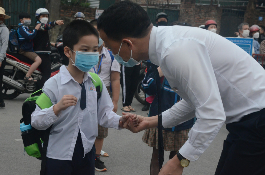 Thầy giáo Trường Tiểu học Đoàn Kết (quận Long Biên, TP Hà Nội) đón học sinh lớp 1 vào học. Ảnh: Ngô Chuyên. Thầy giáo Trường Tiểu học Đoàn Kết (quận Long Biên, TP Hà Nội) đón học sinh lớp 1 vào học. Ảnh: Ngô Chuyên.