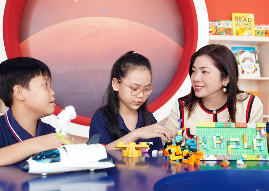Bà Lê Thị Kim Chi cùng học viên học tiếng Anh tại KAPLA Education. Bà Lê Thị Kim Chi cùng học viên học tiếng Anh tại KAPLA Education.