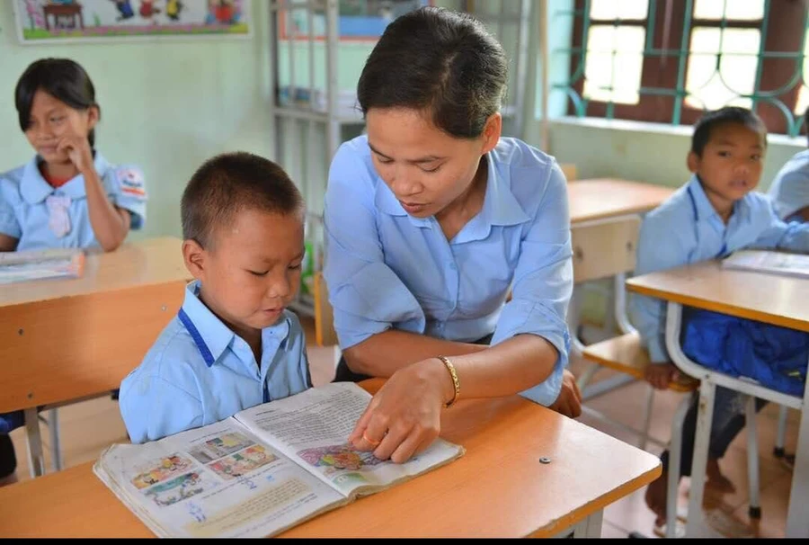 Cô Bùi Thị Minh Khuyên, Trường PTDTBT Tiểu học Pa Ủ (Mường Tè, Lai Châu) luôn bám sát diễn biến tâm lý học trò trong từng tiết học. Ảnh: NVCC