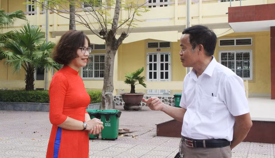 Cô Lệ Lan thường xuyên trao đổi với Hiệu trưởng nhà trường về việc giáo dục pháp luật cho học sinh.