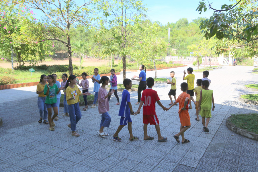 Giữa thời gian học, các em được tham gia các trò chơi, sinh hoạt tập thể dưới sự hướng dẫn của cán bộ đoàn.