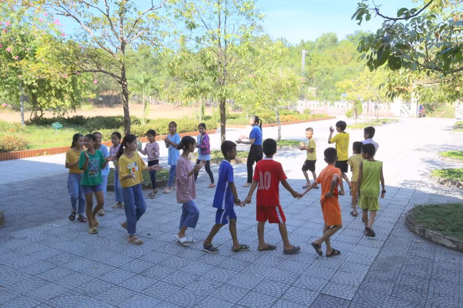 Giữa thời gian học, các em được tham gia các trò chơi, sinh hoạt tập thể dưới sự hướng dẫn của cán bộ đoàn.