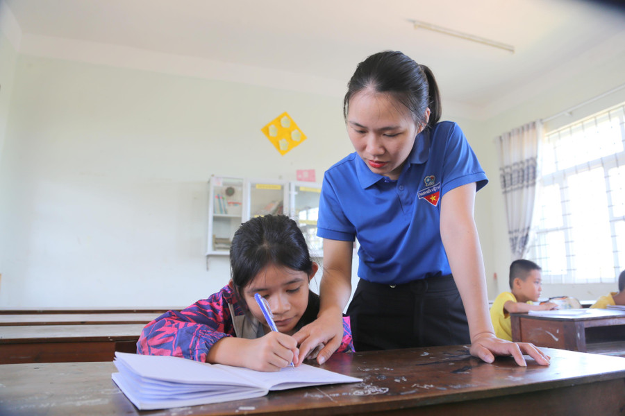 Chị Trần Thị Phương – Bí thư Đoàn phường 4 hướng dẫn cho học sinh.