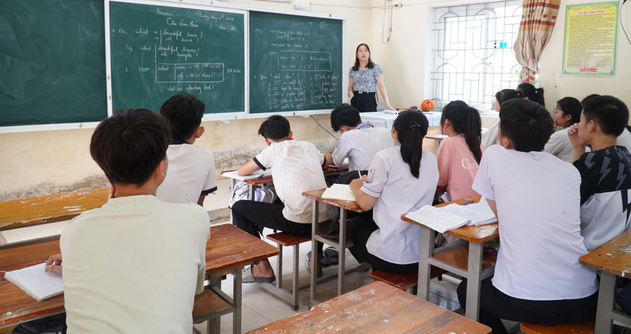 Giờ ôn thi của học sinh lớp 9 Trường THCS Nghi Quang, huyện Nghi Lộc, Nghệ An. Ảnh: Hồ Lài