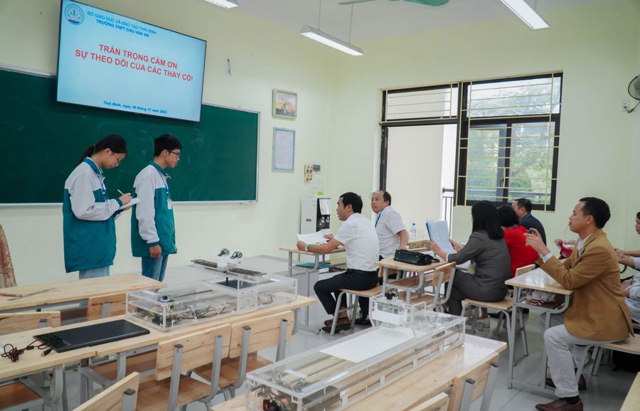 Học sinh Trường THPT Chu Văn An (Kiến Xương, Thái Bình) báo cáo kết quả nghiên cứu khoa học kỹ thuật. Ảnh: NTCC
