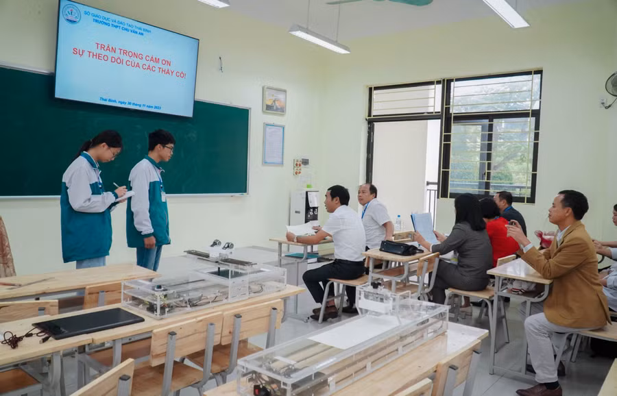 Học sinh Trường THPT Chu Văn An (Kiến Xương, Thái Bình) báo cáo kết quả nghiên cứu khoa học kỹ thuật. Ảnh: NTCC