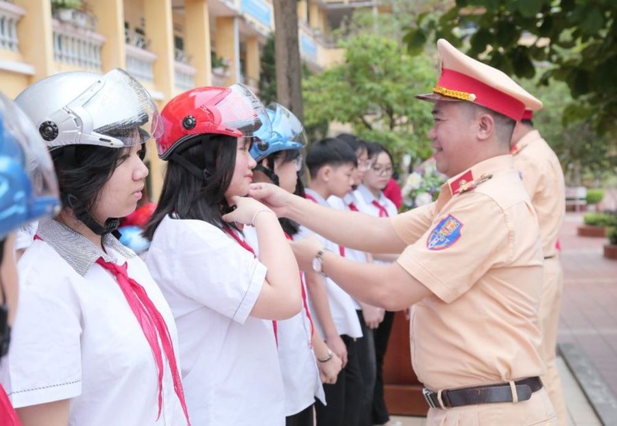 CSGT tỉnh Thái Bình tặng mũ bảo hiểm cho học sinh.