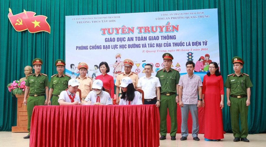 Học sinh Trường THCS Tây Sơn, TP Thái Bình ký cam kết chấp hành nghiêm Luật Giao thông đường bộ. Học sinh Trường THCS Tây Sơn, TP Thái Bình ký cam kết chấp hành nghiêm Luật Giao thông đường bộ.