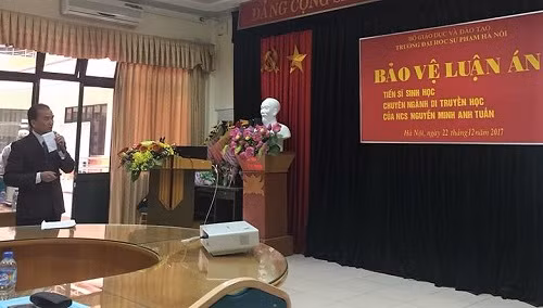 Anh Nguyễn Minh Anh Tuấn trong buổi bảo vệ luận án Tiến sĩ Sinh học, chuyên ngành Di truyền học