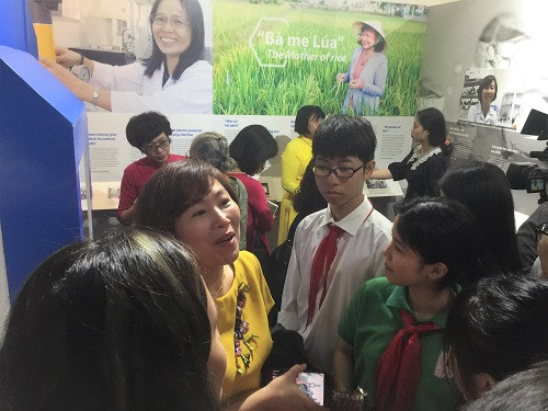 Các em học sinh hào hứng dự triển lãm, trao đổi trực tiếp với các nhà khoa học nữ về các nghiên cứu khoa học Các em học sinh hào hứng dự triển lãm, trao đổi trực tiếp với các nhà khoa học nữ về các nghiên cứu khoa học