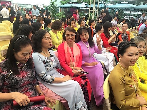 Các đại biểu dự triển lãm Các đại biểu dự triển lãm