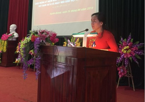 TS Đặng Thị Hường phát biểu trong một hội thảo của ngành GD