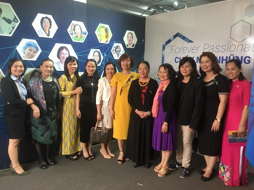 Các nhà khoa học nữ chụp ảnh lưu niệm tại Triển lãm Các nhà khoa học nữ chụp ảnh lưu niệm tại Triển lãm