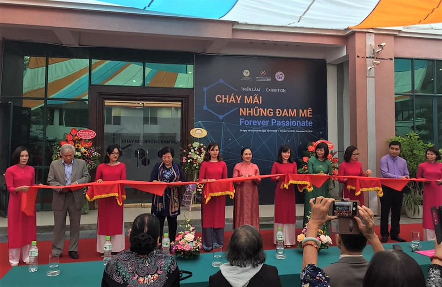 Các đại biểu cắt băng khánh thành khai mạc triển lãm Các đại biểu cắt băng khánh thành khai mạc triển lãm