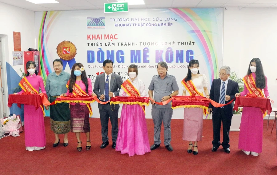 Các đại biểu cắt băng khai mạc triển lãm.