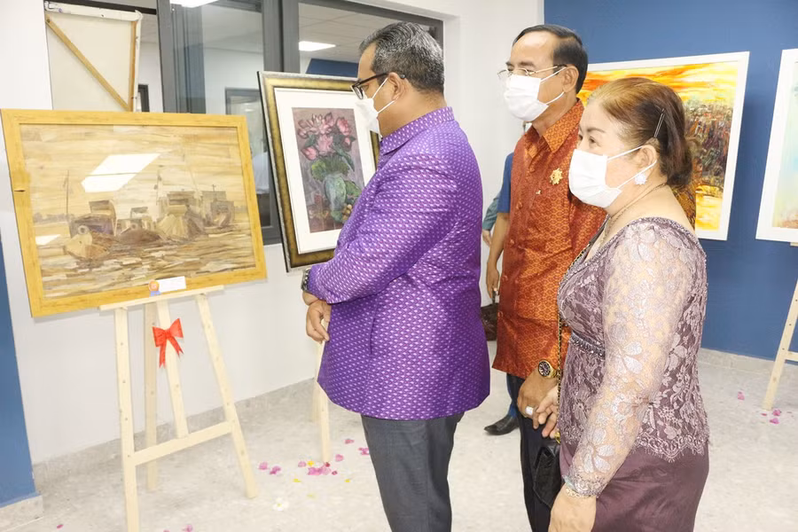 Đại biểu tham quan các tác phẩm trưng bày tại triển lãm.