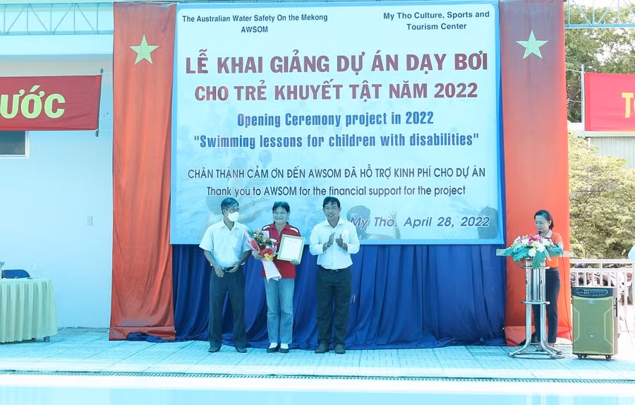 Đại diện UBND TP Mỹ Tho và lãnh đạo Trung tâm VH-TT&amp;DL TP Mỹ Tho tặng thư cảm ơn cho đại diện tổ chức AWSOM.