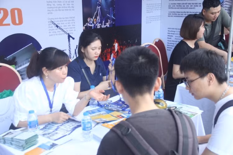 Thí sinh tham dự Ngày hội tư vấn tuyển sinh, hướng nghiệp năm 2020. Ảnh: Sỹ Điền