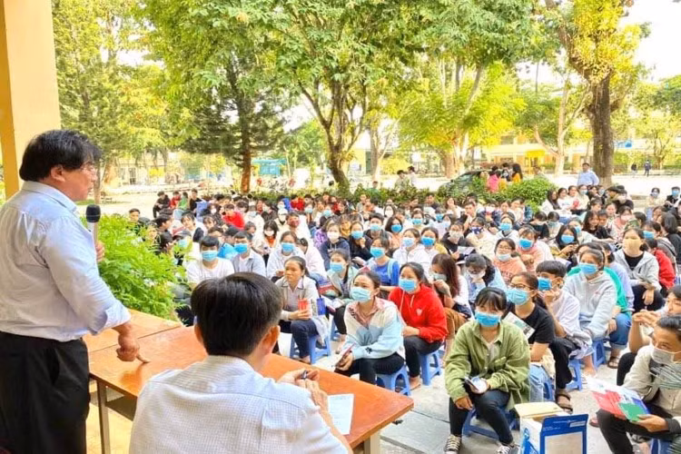 PGS.TS Đỗ Văn Dũng tư vấn xét tuyển ĐH cho HS tại huyện Xuân Lộc, tỉnh Đồng Nai. Ảnh: NVCC