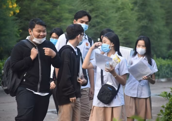 Thí sinh dự thi tốt nghiệp THPT 2020 tại điểm thi Trường THPT Nguyễn Hữu Thọ (Long An). Ảnh: C.Chương