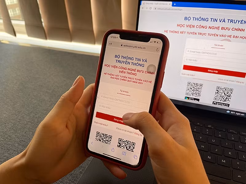 Thí sinh xác nhận nhập học vào Học viện Bưu chính viễn thông. Ảnh: Website của học viện