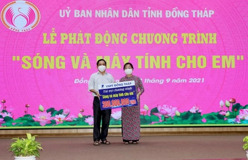 VNPT Đồng Tháp hỗ trợ 300 triệu đồng cho Chương trình Sóng và máy tính cho em. 