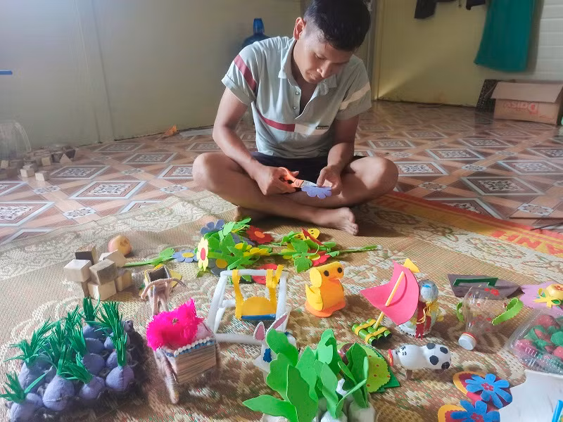 Thầy giáo Tú tự tay sáng tạo, thiết kế đồ chơi cho các con.