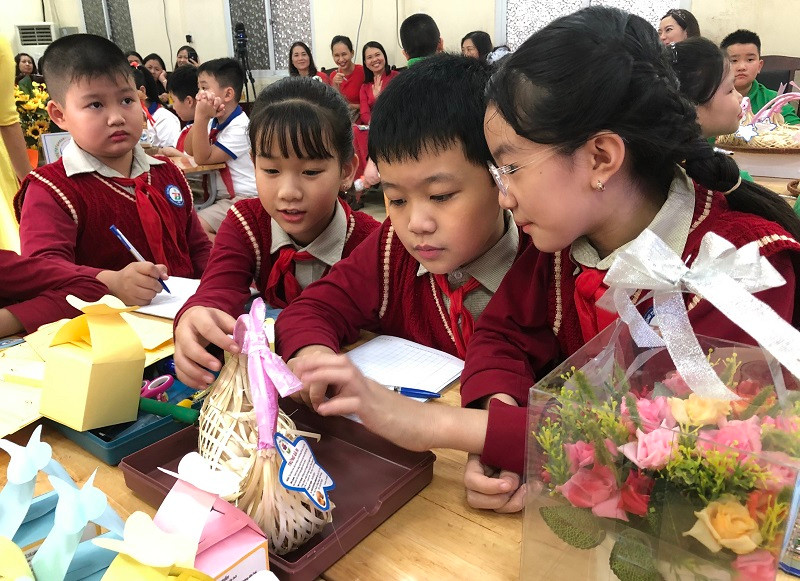 Nhóm học sinh Trường Tiểu học Bạch Đằng trình bày sản phẩm.