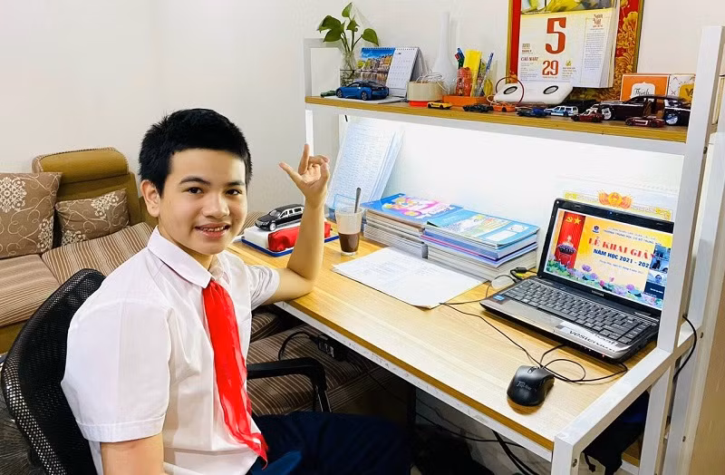 Học sinh Trường THCS Trung Hòa trong giờ học trực tuyến. Ảnh: Vân Anh