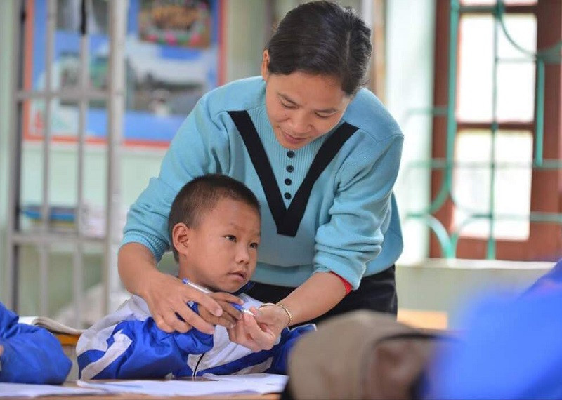 Cô Bùi Thị Minh Khuyên luôn tận tâm với học trò. Ảnh: NVCC