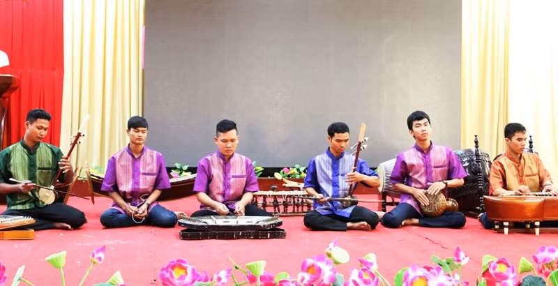 Sinh viên Khoa Ngôn ngữ - Văn hóa - Nghệ thuật Khmer Nam Bộ, Trường ĐH Trà Vinh biểu diễn nhạc cụ truyền thống Khmer Nam Bộ.