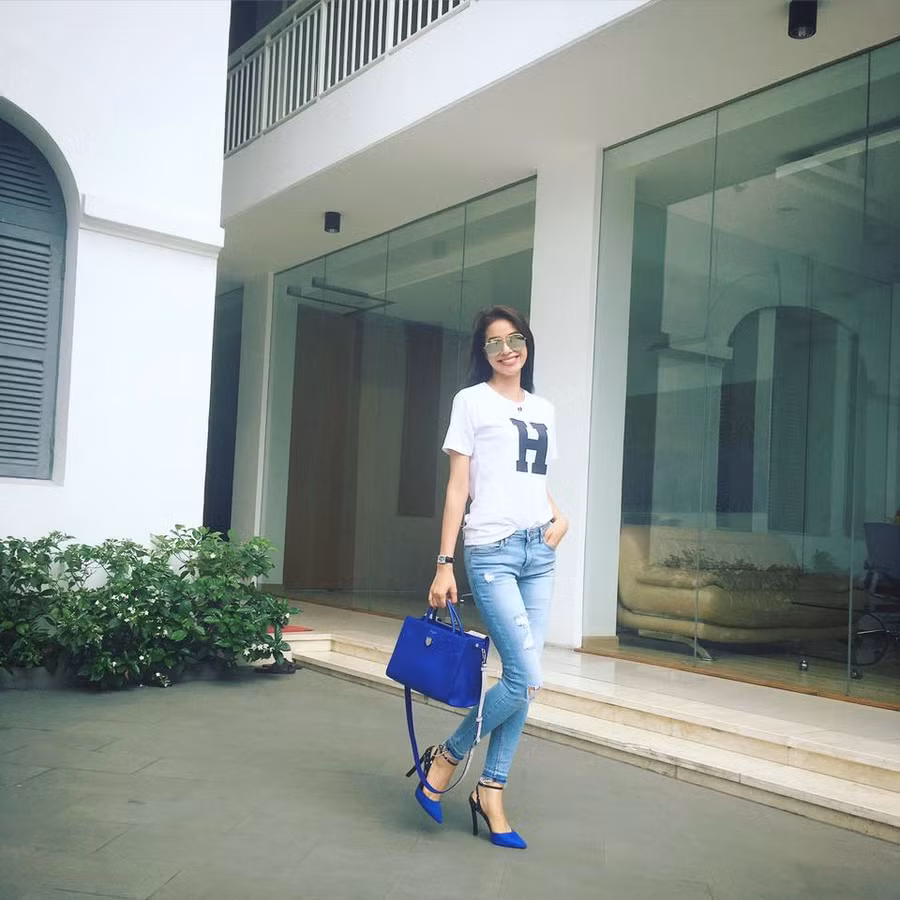 fan choang vang vi pham huong di hoc van xach tui 75 trieu - 2