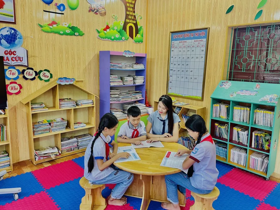 Hoạt động đọc sách tại thư viện Trường Tiểu học Thị trấn Quất Lâm (Giao Thủy, Nam Định). Ảnh: website nhà trường.