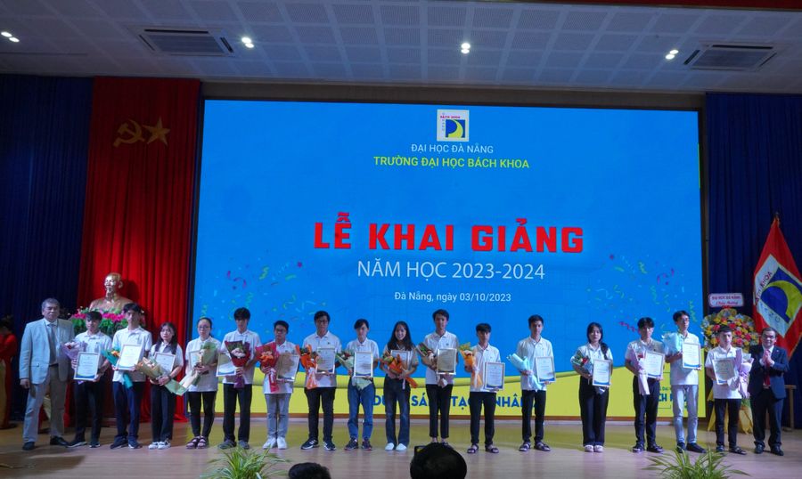 Trường ĐH Bách khoa, ĐH Đà Nẵng tuyên dương, khen thưởng thủ khoa đầu vào các chương trình đào tạo. 