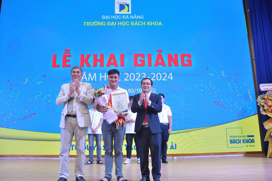 Tân sinh viên Phan Văn Trường, Thủ khoa đầu vào khóa tuyển sinh 2023 với học bổng trị giá 40 triệu đồng. Tân sinh viên Phan Văn Trường, Thủ khoa đầu vào khóa tuyển sinh 2023 với học bổng trị giá 40 triệu đồng.