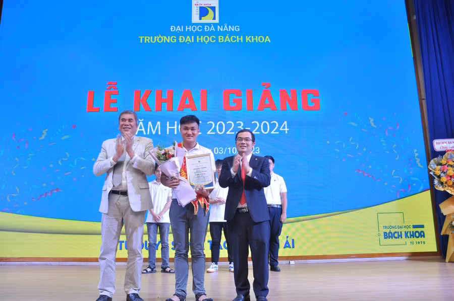 Tân sinh viên Phan Văn Trường, Thủ khoa đầu vào khóa tuyển sinh 2023 với học bổng trị giá 40 triệu đồng.