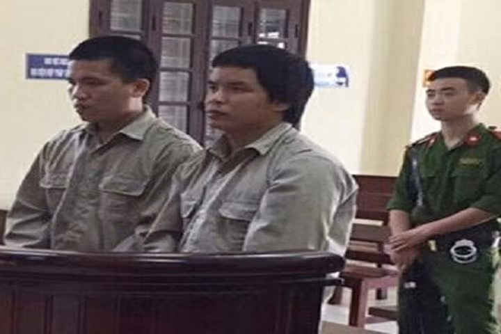 Hai bị cáo Tuấn và Dũng tại phiên tòa xét xử