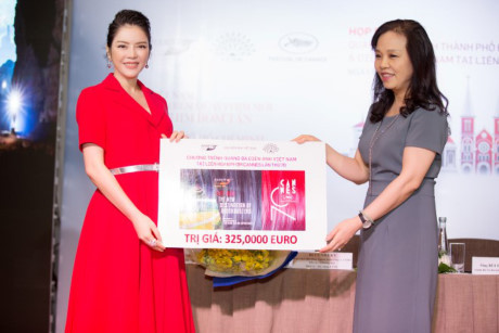 Lý Nhã Kỳ chi 1 triệu Euro quảng bá Việt Nam, tổ chức tiệc ở Cannes 2017 - Ảnh 2 Ly Nha Ky chi 1 trieu Euro quang ba Viet Nam, to chuc tiec o Cannes 2017 - Anh 2