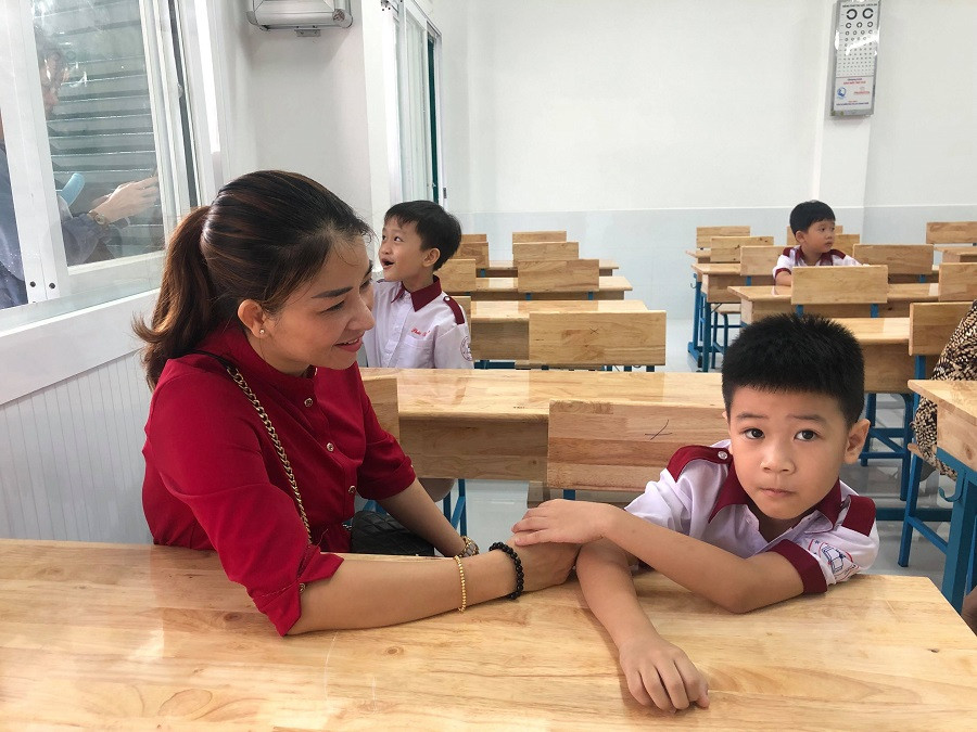 Phụ huynh đưa con tới lớp sớm và ngồi lại trò chuyện cùng con, chờ đến giờ tập trung Phụ huynh đưa con tới lớp sớm và ngồi lại trò chuyện cùng con, chờ đến giờ tập trung