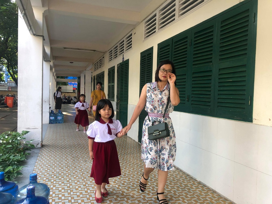 Ngày đầu tiên đi học, mẹ dắt tay tới trường Ngày đầu tiên đi học, mẹ dắt tay tới trường